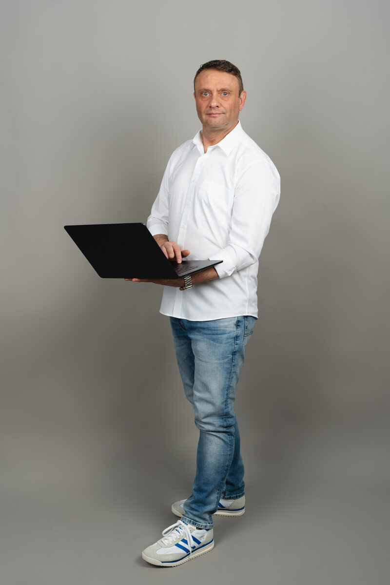 Heiko Jassmann mit Laptop – bereit für Ihren Erfolg